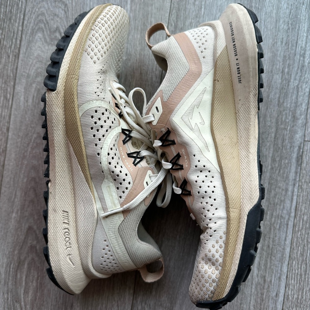 Nike React Pegasus Trail 4 shoes (beige & tan)